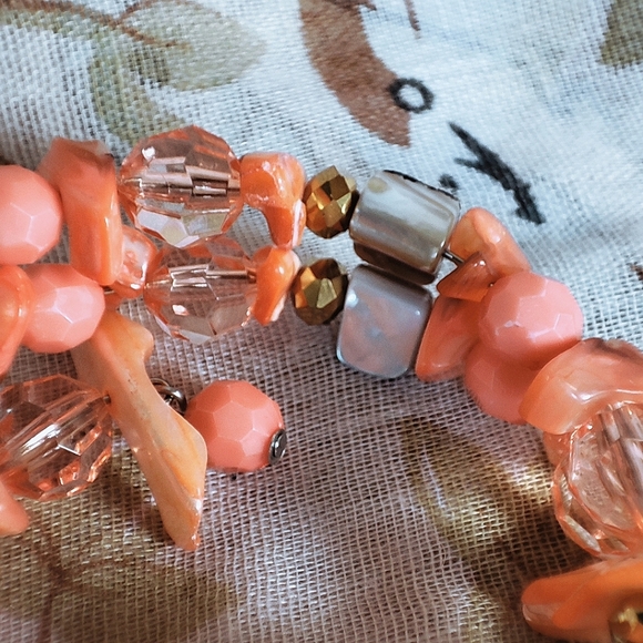 Shell Faceted Glass Beaded Memory Wire Bracelet Coral Color Silver Tone Artisan - Picture 6 of 10